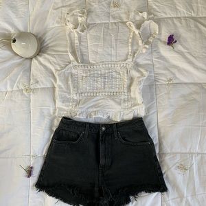 Cute little white embroidered picnic top 🌻🌼